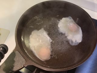 3、溏心蛋家常水煮面,锅里大火煮滚水后，调小火，敲入鸡蛋