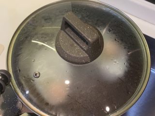 4、溏心蛋家常水煮面,盖上锅盖小火焖5分钟