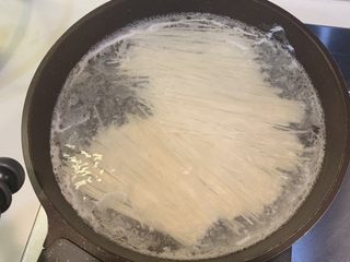 6、溏心蛋家常水煮面,锅里大火煮滚水后放入面条