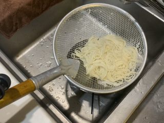 7、溏心蛋家常水煮面,煮至7成熟时捞出面条，用冷水冲几遍
