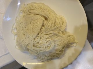 8、溏心蛋家常水煮面,沥干水放盘子里待用