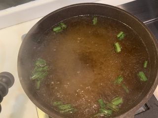 11、溏心蛋家常水煮面,放入2勺生抽、1勺盐调味