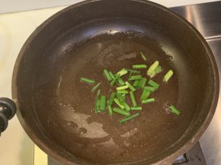9、溏心蛋家常水煮面,冷锅热油，放入葱段，小火翻炒出味道