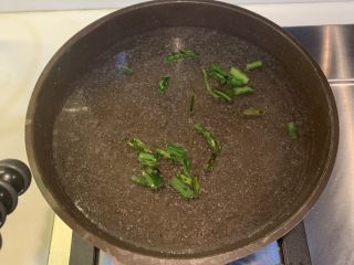 10、溏心蛋家常水煮面,加入四碗水煮开