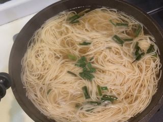 13、溏心蛋家常水煮面,煮开后放入葱丁，就可以出锅了