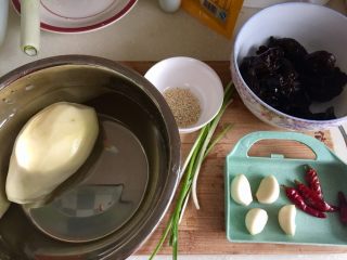 2、我爱土豆➕炝拌土豆片,土豆削皮清洗,黑木耳揉搓清洗干净,蒜剥皮清洗,干辣椒清洗备用