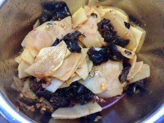 12、我爱土豆➕炝拌土豆片,浇上准备好的调味汁,拌匀。放入冰箱冷藏二十分钟入味