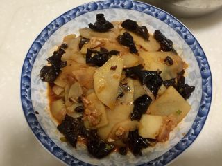 13、我爱土豆➕炝拌土豆片,拌好的土豆片从冰箱取出,移入盘中