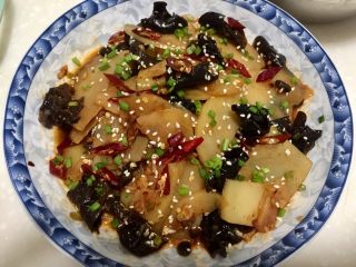 14、我爱土豆➕炝拌土豆片,均匀地撒上白芝麻,葱绿,干辣椒