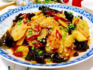 19、我爱土豆➕炝拌土豆片,这道炝拌土豆片,制作简单,土豆入味,木耳滑嫩,微辣咸鲜,可口美味,无论下酒配饭,都很适合哦,快开尝尝吧(o^^o)