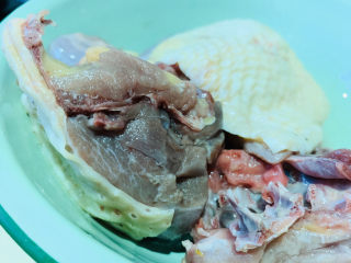 10、胡椒猪肚鸡,鸡肉沥干水；