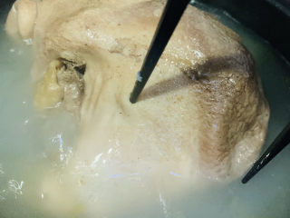 18、胡椒猪肚鸡,用筷子，轻扎，可以扎进肚子，就说明已经烂了；