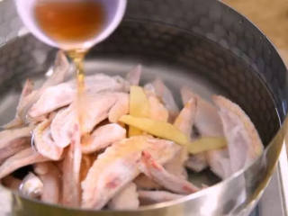 1、世界杯看球嘴馋的最好伴侣——下酒鸡尖,鸡尖洗净,冷水下锅,放入姜片、料酒煮沸