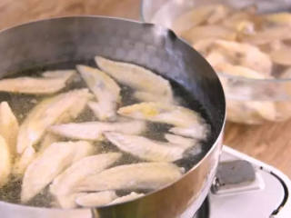 2、世界杯看球嘴馋的最好伴侣——下酒鸡尖,煮熟后捞出过凉水