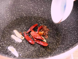 3、世界杯看球嘴馋的最好伴侣——下酒鸡尖,.热锅冷油,爆香姜片、花椒、干辣椒