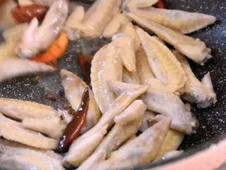 4、世界杯看球嘴馋的最好伴侣——下酒鸡尖,炒香后,倒入鸡尖,炒匀