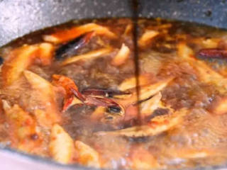 6、世界杯看球嘴馋的最好伴侣——下酒鸡尖,加入生抽、老抽,炒至入味 ,加入清水,淋入香醋,关盖煮15分钟