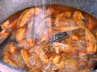 7、世界杯看球嘴馋的最好伴侣——下酒鸡尖,出锅前加入盐、糖调味,炒匀即可