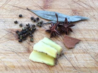 2、凉拌麻辣鸡爪,准备花椒粒,香叶,姜,八角,桂皮。