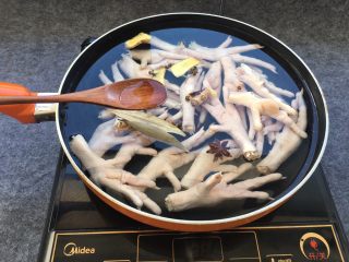 6、凉拌麻辣鸡爪,再添加2勺料酒。