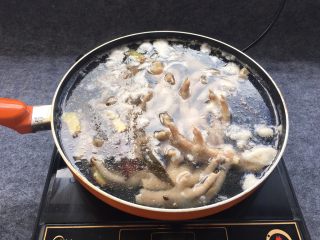 7、凉拌麻辣鸡爪,大火煮开后,转小火慢慢煮,水涨后煮7~8分钟左右,不用盖锅盖,也不要煮时间过长,煮时间过长,鸡爪烂了口感不好!