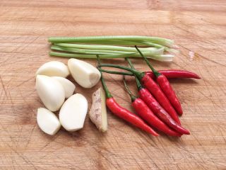 12、凉拌麻辣鸡爪,准备老姜,大蒜一整个,小米辣,香菜杆。