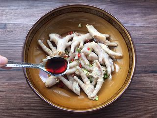 16、凉拌麻辣鸡爪,添加3勺辣椒油。