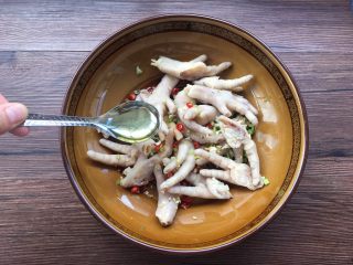 17、凉拌麻辣鸡爪,添加2勺花椒油。