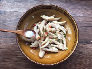 19、凉拌麻辣鸡爪,添加半勺盐。