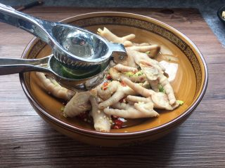 21、凉拌麻辣鸡爪,最后添加酱油再挤柠檬汁、柠檬汁量一定要足,做出来的鸡爪吃好吃,以上佐料放完,再把鸡爪搅拌均匀!