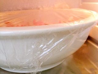 22、凉拌麻辣鸡爪,搅拌均匀后,放入冰箱冷藏至两小时再食用,麻辣超爽????想想又咽口水????????????