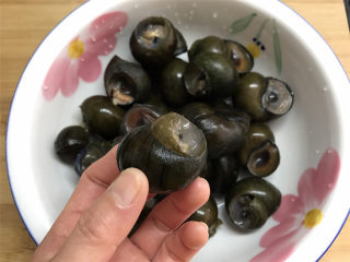 1、剁椒田螺酿肉,把买回来的田螺剪去尾部。