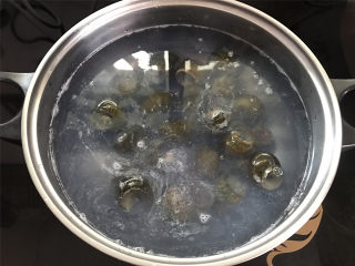 3、剁椒田螺酿肉,锅中倒入适量清水煮开，把田螺放入锅中。