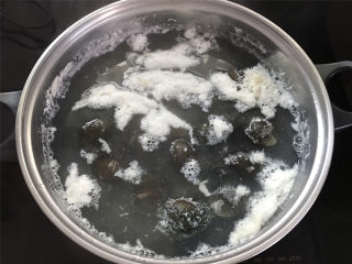 4、剁椒田螺酿肉,煮5分钟后捞出。