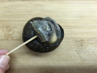 5、剁椒田螺酿肉,稍凉后用牙签把田螺肉挑出来。