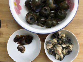 6、剁椒田螺酿肉,再把田螺壳、厣（yan读3声）、肉彻底清洗干净。