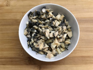 7、剁椒田螺酿肉,把挑出的螺肉切碎。