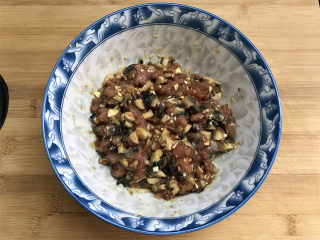 9、剁椒田螺酿肉,把螺肉和猪肉混匀后加入适量料酒，少许盐，生抽搅拌均匀。