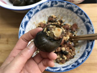 10、剁椒田螺酿肉,再把拌好的肉塞入洗净的田螺壳中，盖上厣。