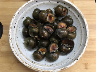 11、剁椒田螺酿肉,全部完成后放入碗中。