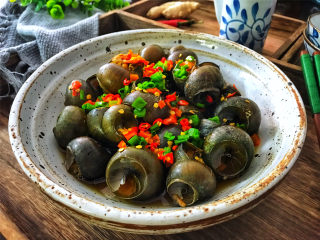 13、剁椒田螺酿肉,出锅前上面撒香葱碎。