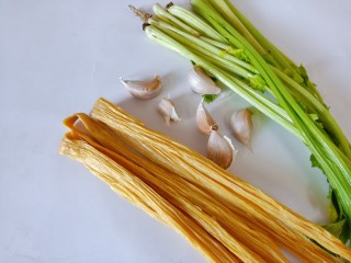 1、腐竹拌芹菜,准备食材。