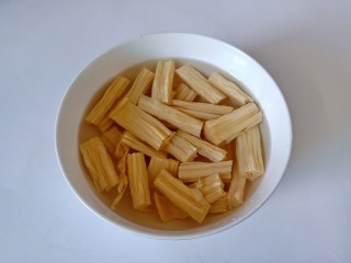 2、腐竹拌芹菜,腐竹加清水浸泡开。