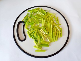 3、腐竹拌芹菜,芹菜择去叶子切成段。