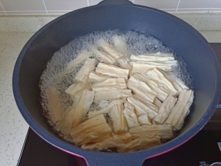 4、腐竹拌芹菜,锅里水开下腐竹超市两分钟捞出。