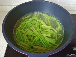 5、腐竹拌芹菜,芹菜焯水一分钟左右。