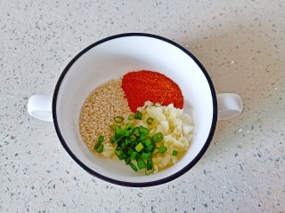 6、腐竹拌芹菜,碗里放辣椒粉，芝麻，蒜，葱。