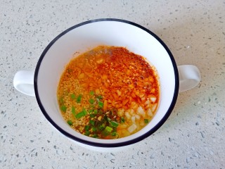 7、腐竹拌芹菜,淋入少许的热油。