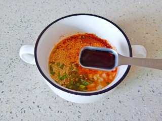 8、腐竹拌芹菜,加生抽一勺。