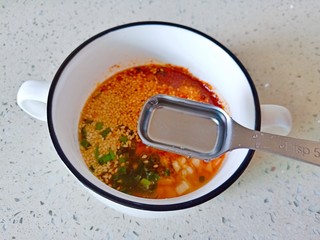 9、腐竹拌芹菜,加白醋一勺。